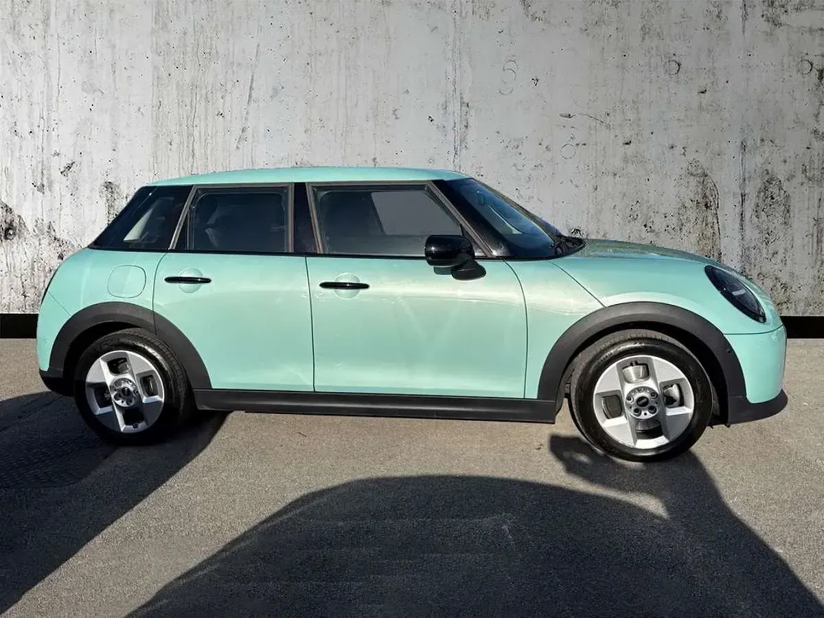 Begagnad Mini Cooper Hatch 113 kW (154 HK) 2025 Grön Halvkombi