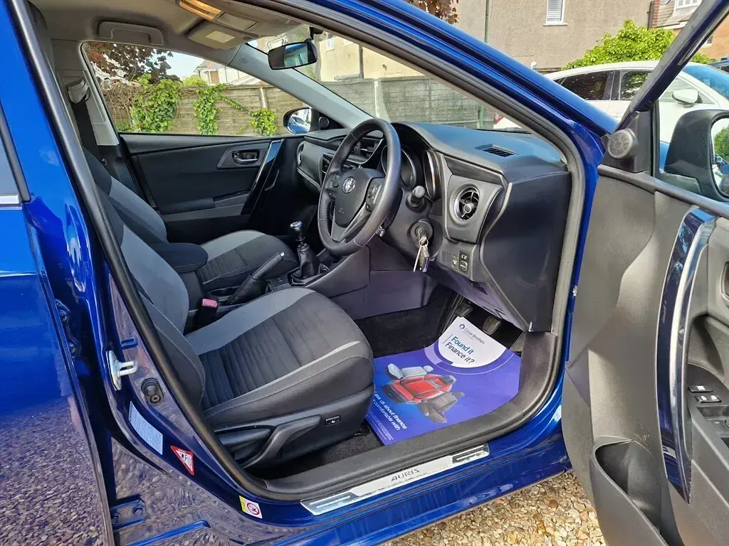 Used Toyota Auris Business Edition 112 HP (82 kW) 2015 Blue Estate