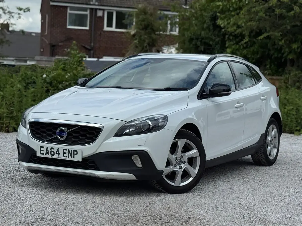 Used Volvo V40 2014 White Hatchback