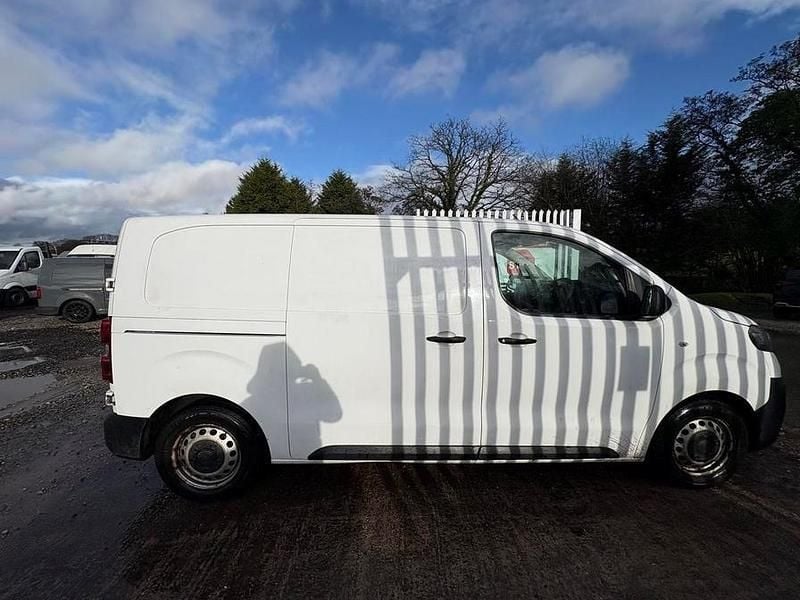 Used Vauxhall Vivaro Edition 120 HP (88 kW) 2020 White MPV