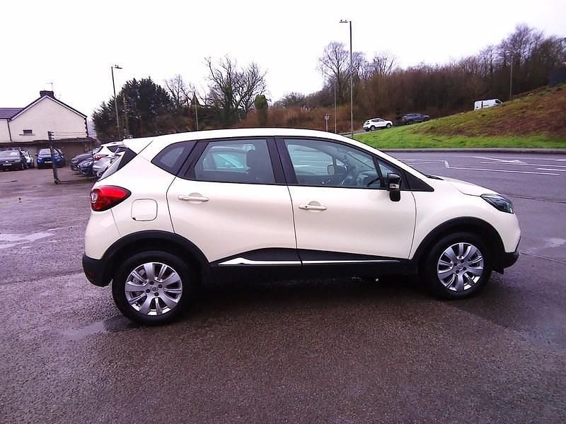 Used Renault Captur Expression+ 90 HP (66 kW) 2017 Cream SUV