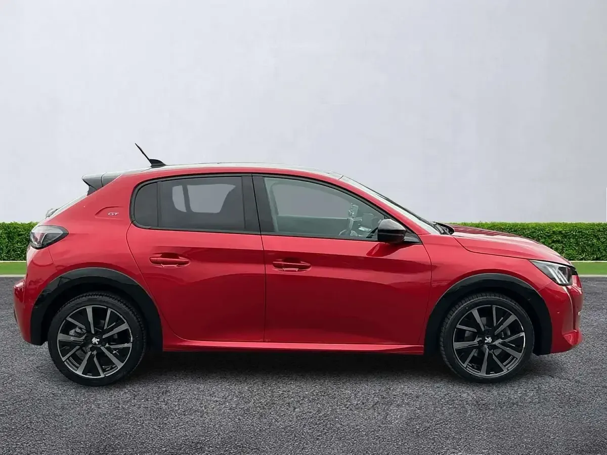 Used Peugeot 208 Premium 75 HP (55 kW) 2022 Red Hatchback