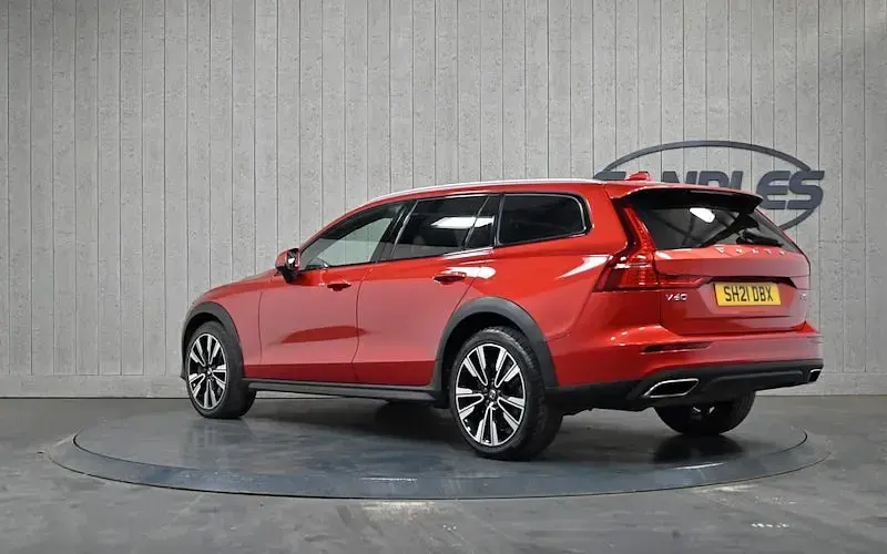 Used Volvo V60 CC 250 HP (183 kW) 2021 Red Estate