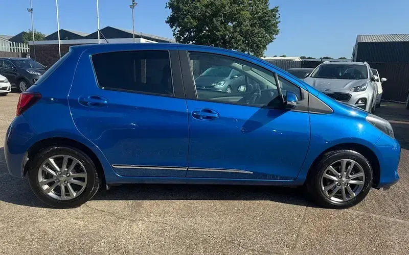 Used Toyota Yaris 99 HP (72 kW) 2015 Blue Hatchback