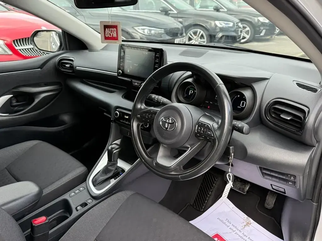 Used Toyota Yaris Design 116 HP (85 kW) 2020 Silver Hatchback