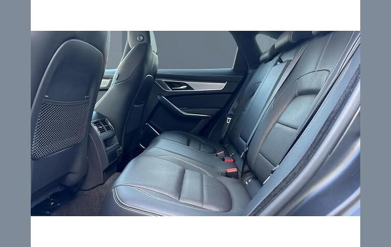 Second-hand Jaguar F-Pace R-Dynamic 204 CP (150 kW) 2023 Roșu SUV