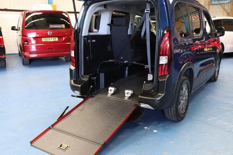 Blue Used 2022 Peugeot Rifter Allure MPV | £15,950 (Fair price) - Image 1/4