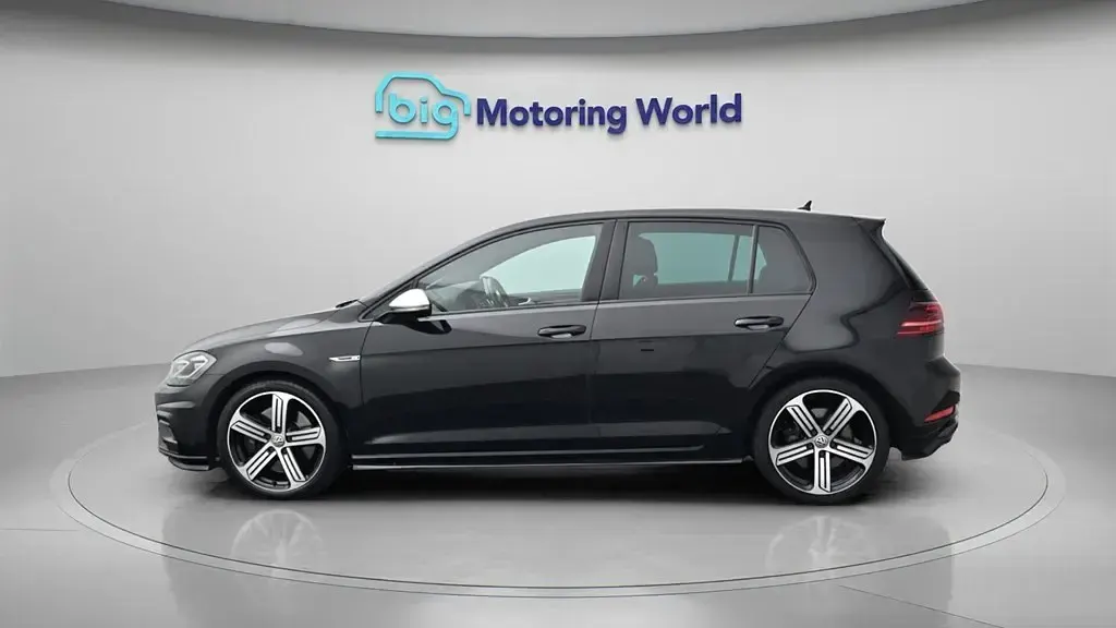 Begagnad VW Golf VII R 300 HK (220 kW) 2019 Svart Halvkombi