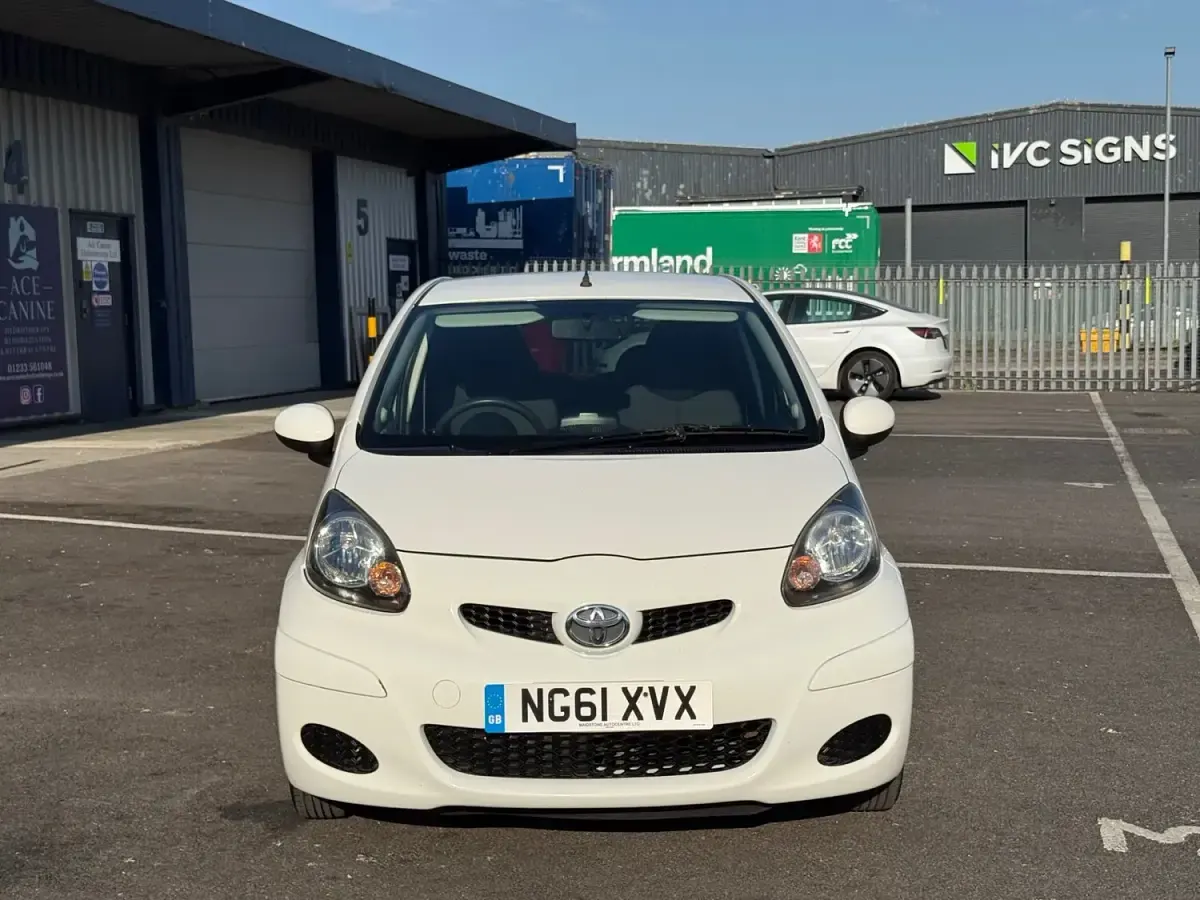 Used Toyota Aygo 68 HP (50 kW) 2011 White Hatchback