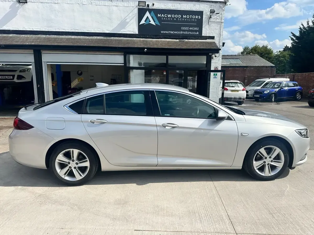 Used Vauxhall Insignia Sport 136 HP (100 kW) 2017 Silver Hatchback