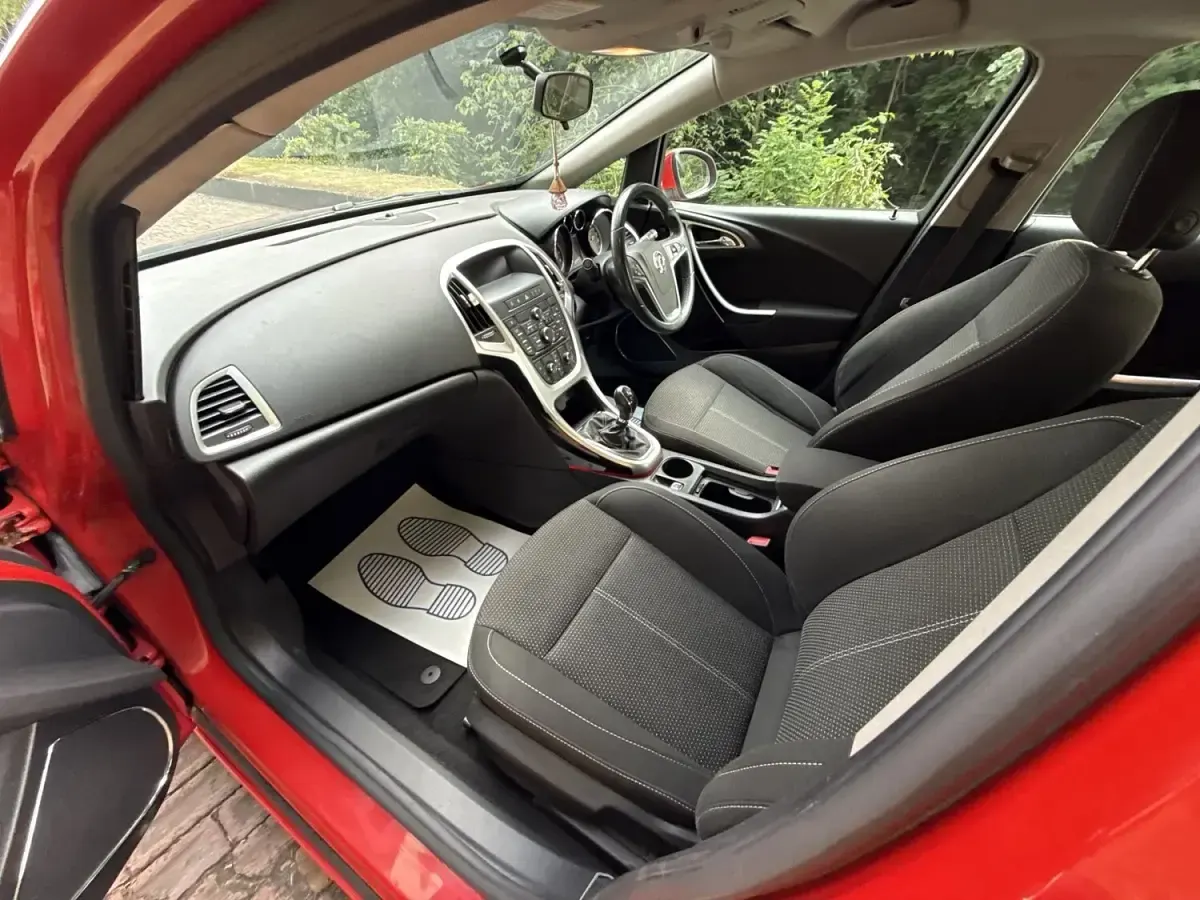 Used Vauxhall Astra SRi 115 HP (84 kW) 2012 Red Hatchback