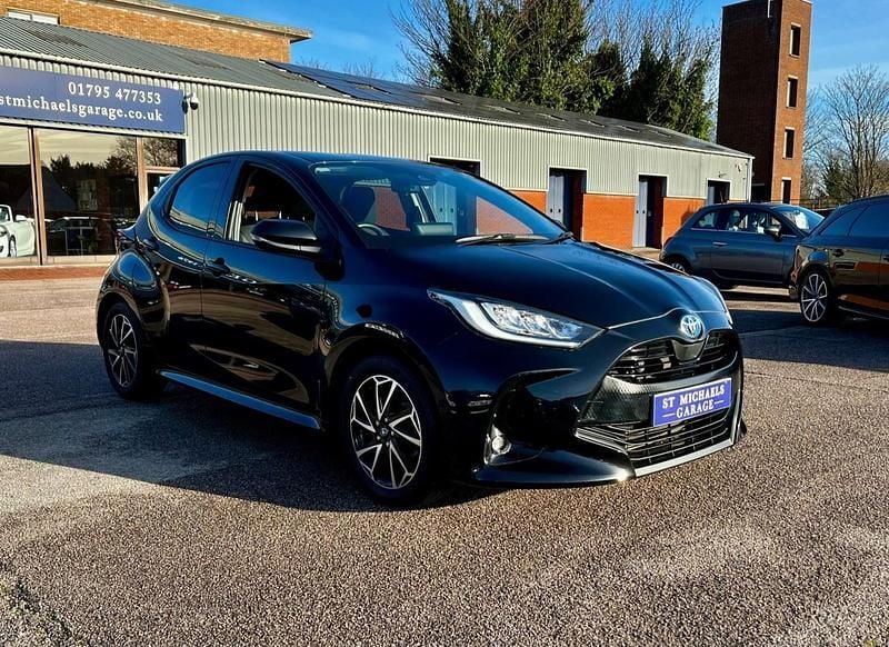 Used Toyota Yaris Hybrid Design 116 HP (85 kW) 2022 Black Hatchback