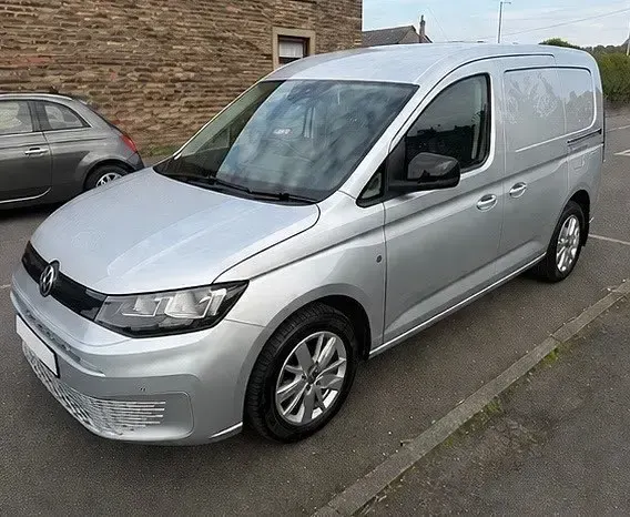 Usado VW Caddy Pro 102 HP (75 kW) 2023 Prateado Monovolume