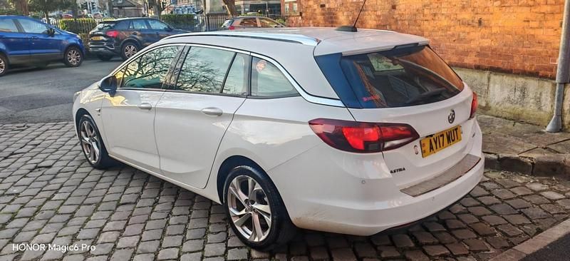 Used Vauxhall Astra SRi 136 HP (100 kW) 2017 White Estate