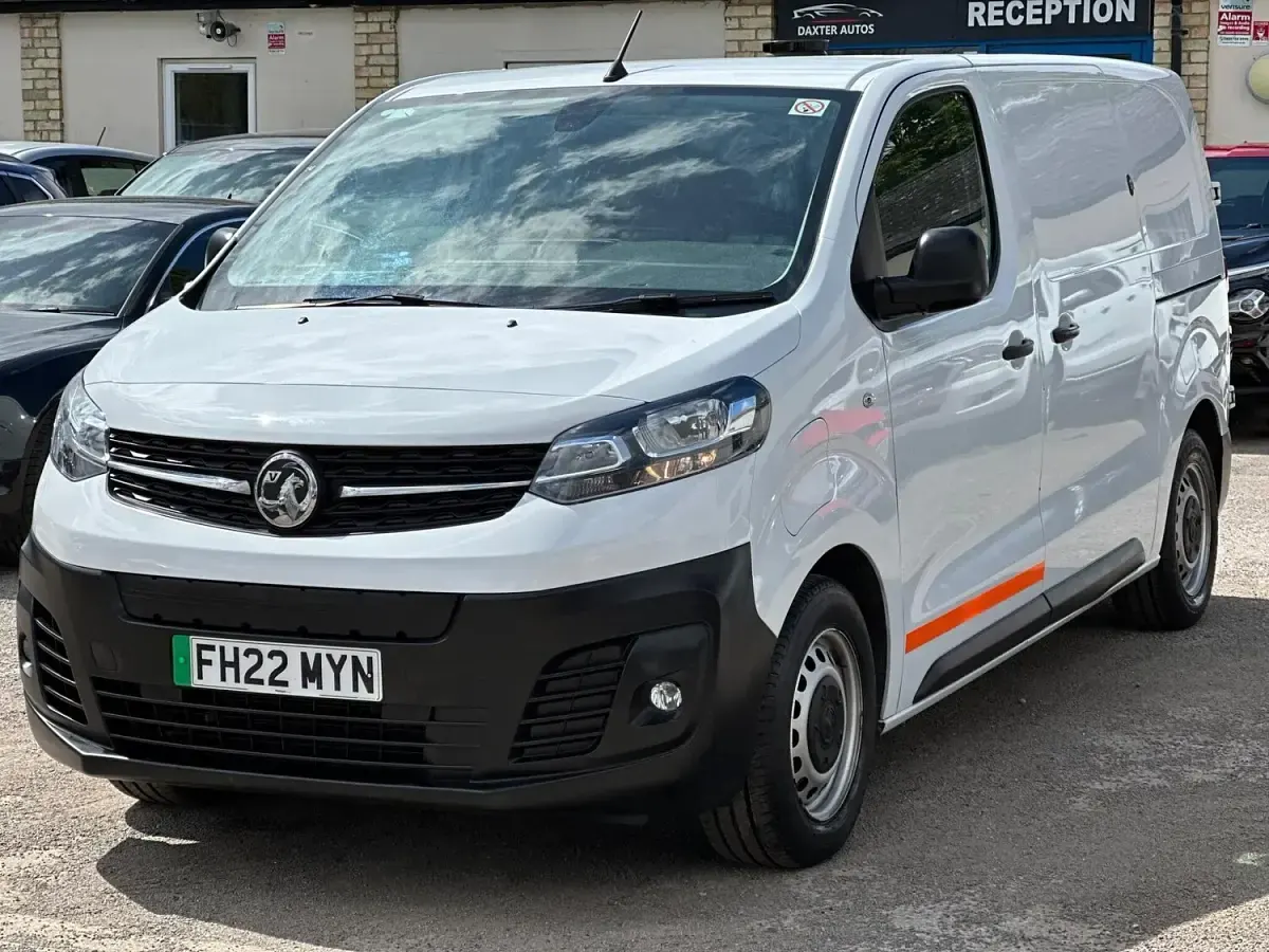 Second-hand Vauxhall Vivaro 100 kW (136 CP) 2022 Alb Monovolum