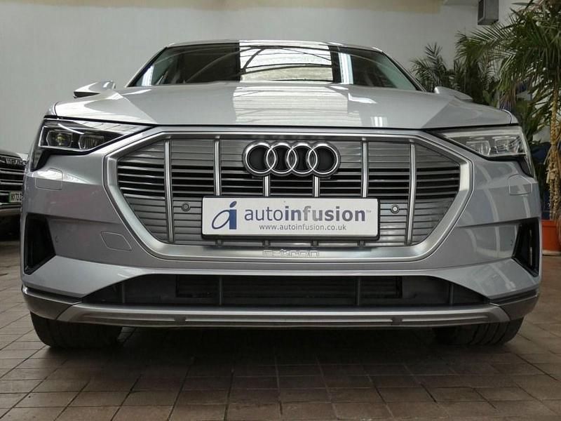 Begagnad Audi e-tron Advanced 230 kW (313 HK) 2021 Silver SUV