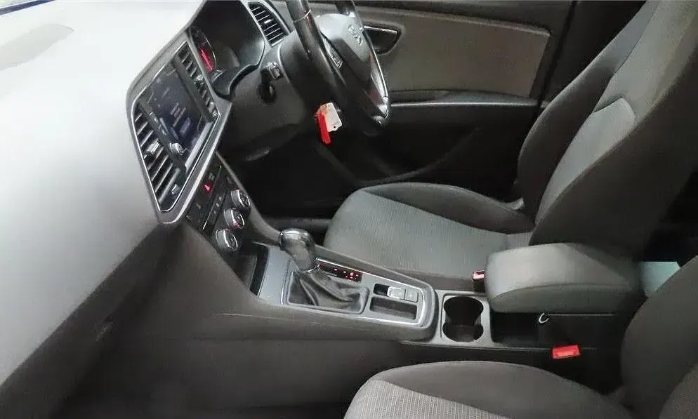 Używany Seat Leon SE Dynamic 2018 Niebieski Hatchback