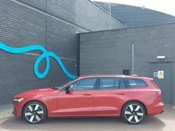 Usado Volvo V60 Plus 350 HP (257 kW) 2023 Vermelho Carrinha