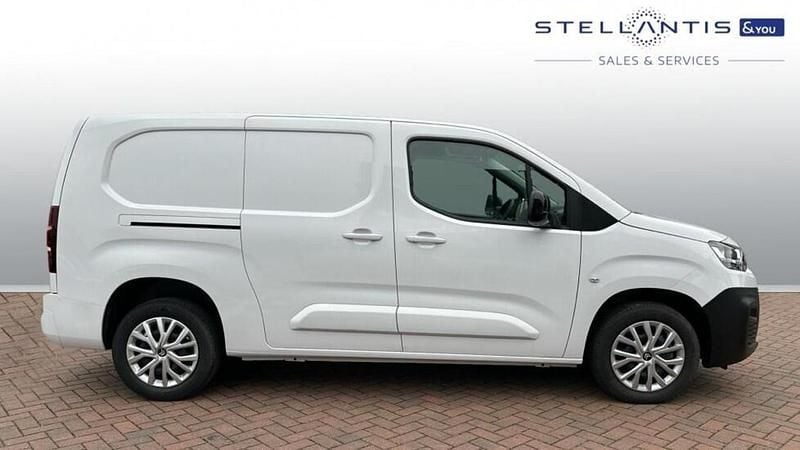 White New 2024 Citroën Berlingo MPV | £18,995 (Super price) - Image 1/4