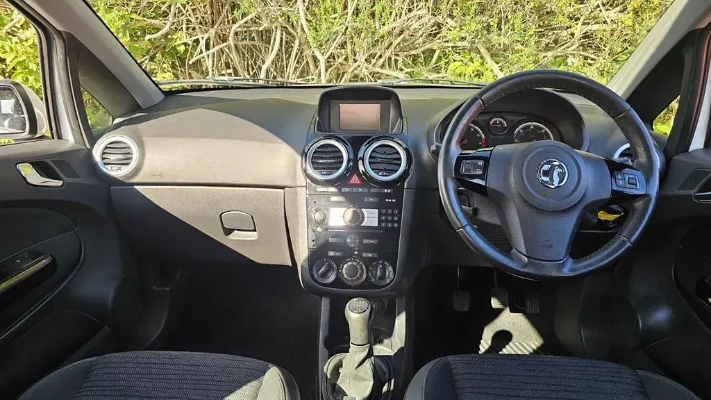 Used Vauxhall Corsa Excite 2014 White Hatchback