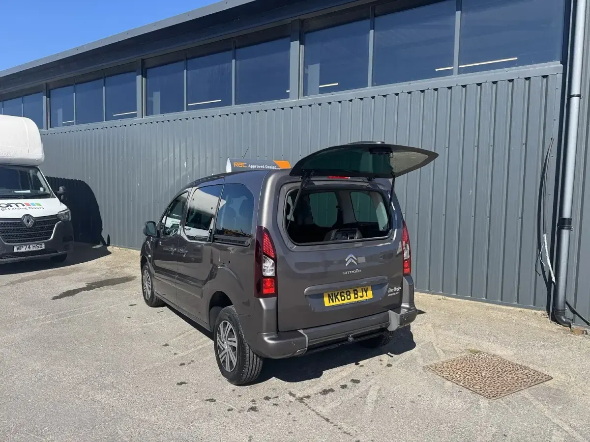 Used Citroën Berlingo Feel 100 HP (73 kW) 2018 Grey MPV