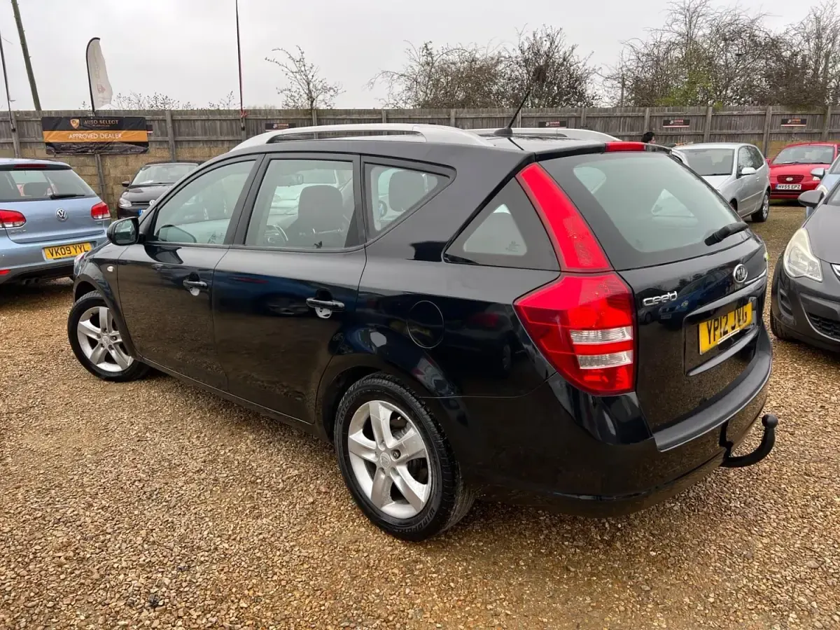 Used Kia Ceed 113 HP (83 kW) 2012 Black Hatchback
