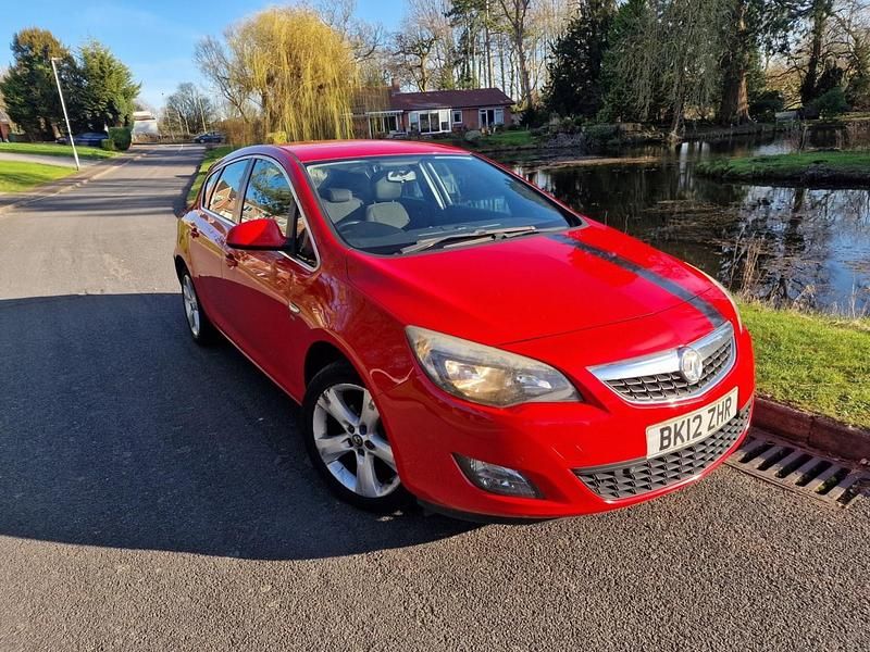 Begagnad Vauxhall Astra SRi 2012 Röd Halvkombi