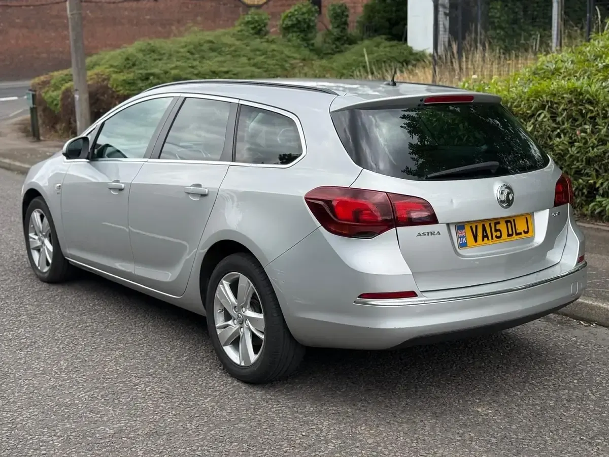 Used Vauxhall Astra SRi 136 HP (100 kW) 2015 Silver Estate