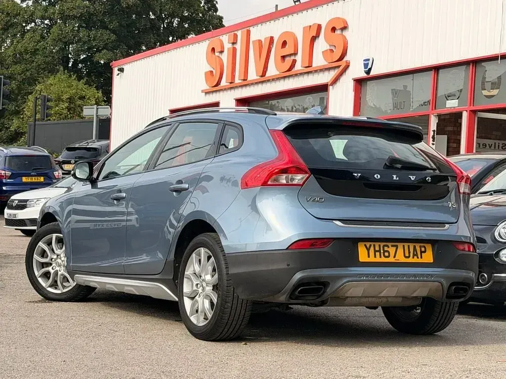 Used Volvo V40 Pro 152 HP (111 kW) 2017 Blue Hatchback