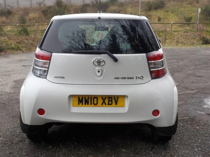 Used Toyota iQ 68 HP (50 kW) 2010 White Hatchback