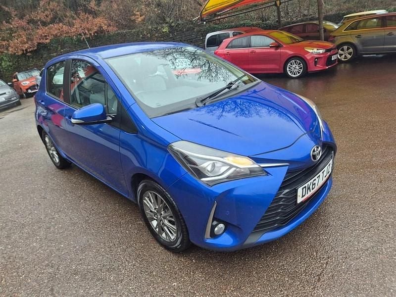 Used Toyota Yaris 69 HP (50 kW) 2017 Blue Hatchback