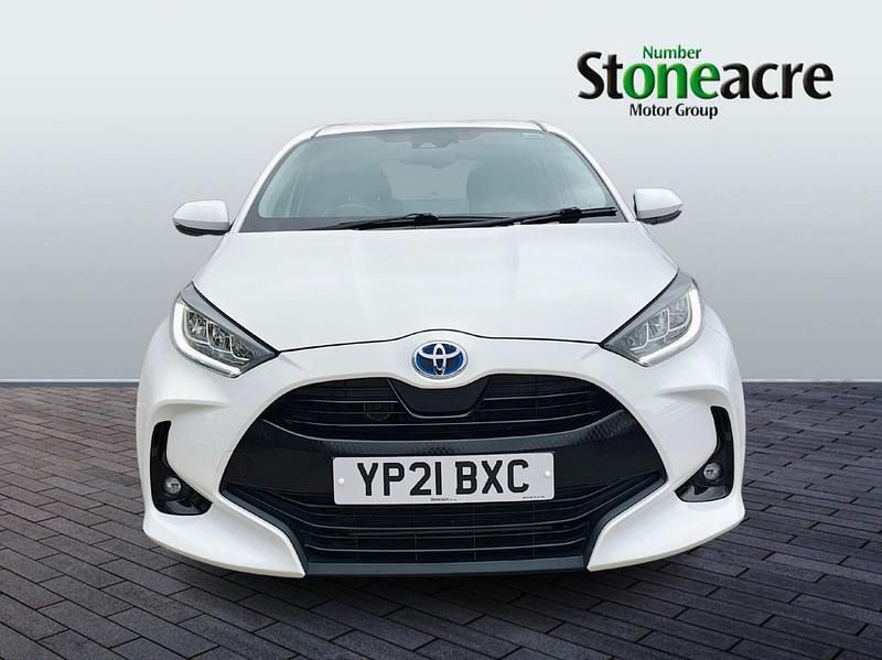 Used Toyota Yaris Hybrid Design 116 HP (85 kW) 2021 White Hatchback