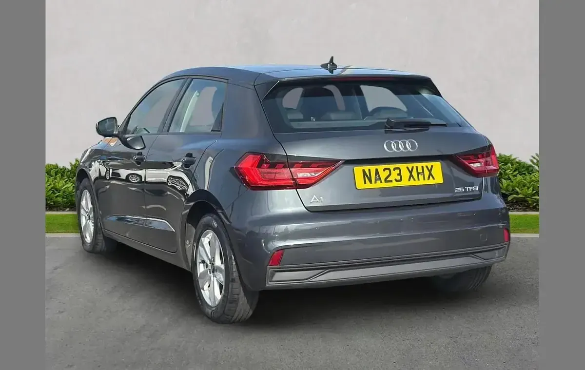 Usado Audi A1 Premium 95 CV (69 kW) 2023 Gris SUV
