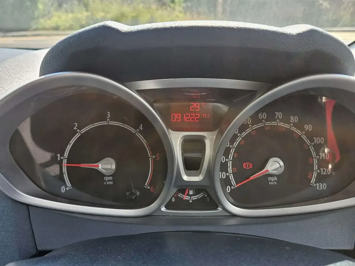 Used Ford Fiesta Zetec 95 HP (69 kW) 2011 White Hatchback