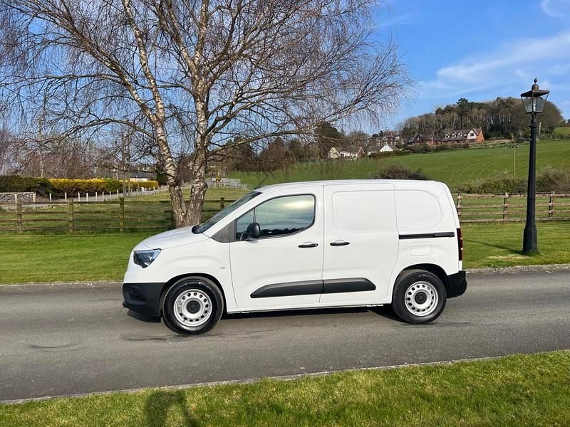 Used Vauxhall Combo 100 kW (136 HP) 2021 White MPV