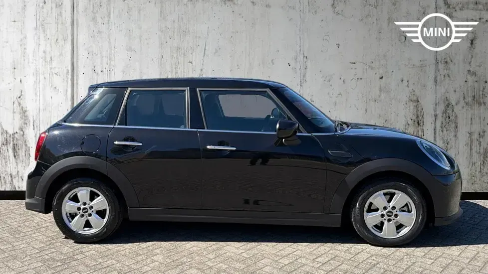 Usado Mini Cooper Classic 134 HP (98 kW) 2023 Preto Citadino