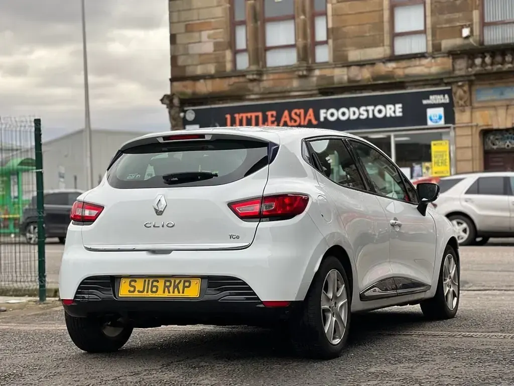 Used Renault Clio IV Dynamique 90 HP (66 kW) 2016 White Hatchback
