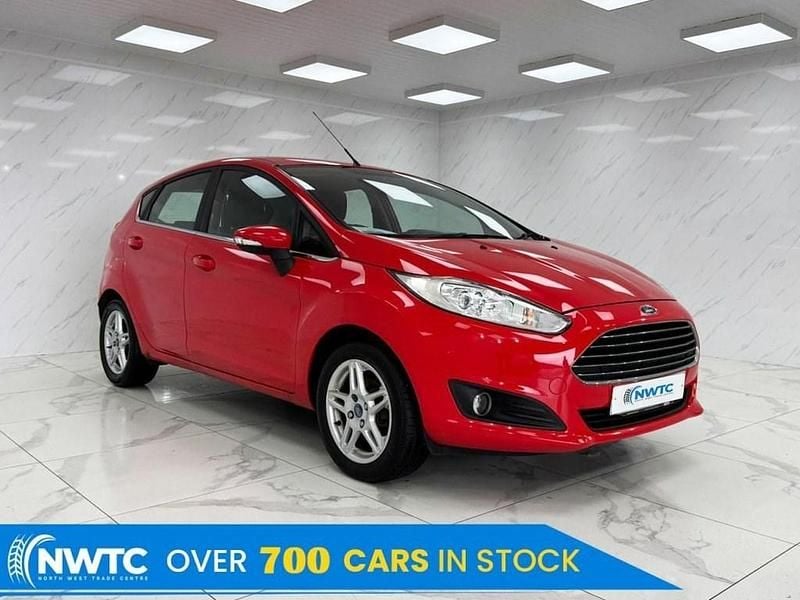 Usado Ford Fiesta Zetec 82 HP (60 kW) 2014 Vermelho Citadino