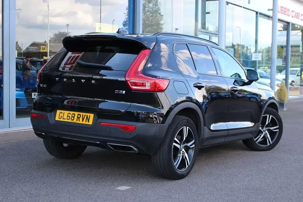 Begagnad Volvo XC40 R-Design 150 HK (110 kW) 2018 Svart SUV