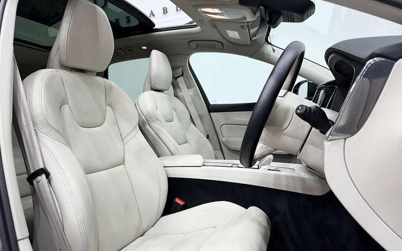 Used Volvo XC60 Ultimate 250 HP (183 kW) 2023 Gold SUV