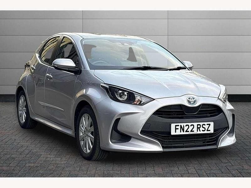 Silver Used 2022 Toyota Yaris Hybrid Hatchback | £16,420 (Fair price) - Image 1/4