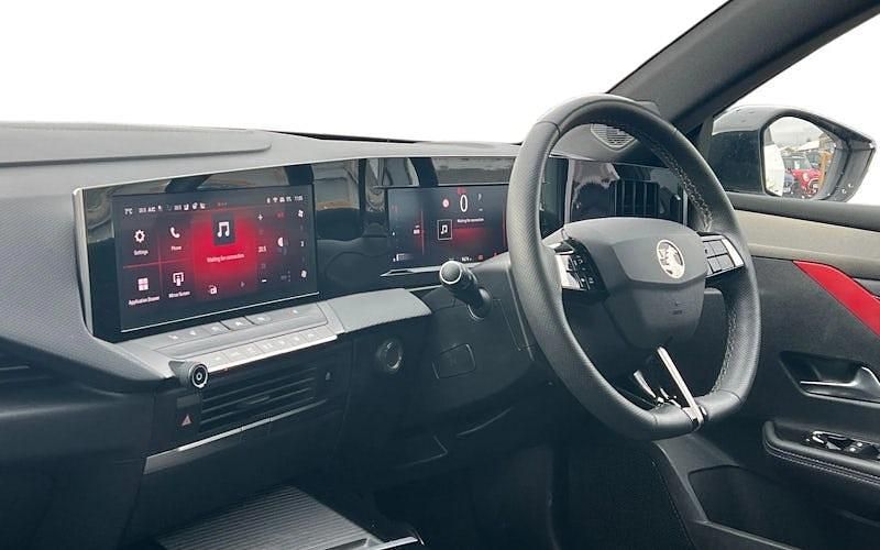 Used Vauxhall Astra GS Line 131 HP (96 kW) 2022 White Hatchback