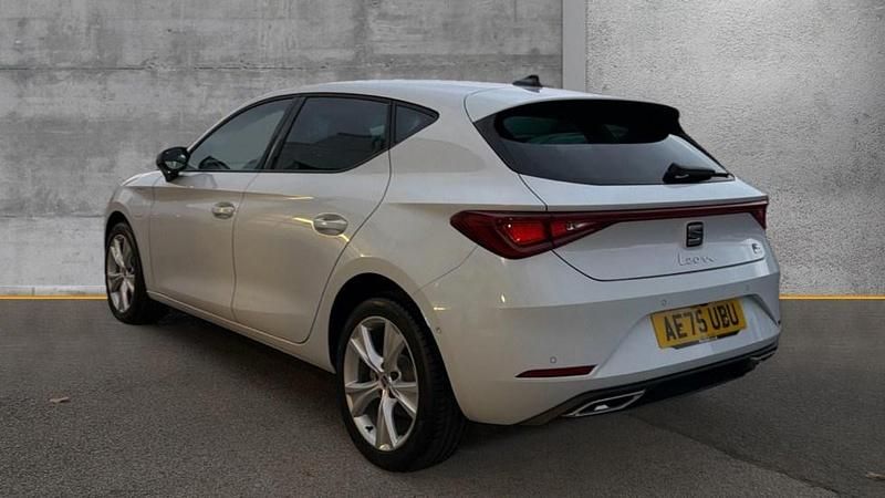 Used Seat Leon FR 204 HP (150 kW) 2025 White Hatchback