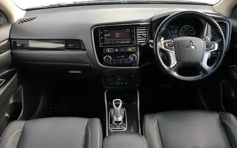 Usado Mitsubishi Outlander P-HEV 203 HP (149 kW) 2018 Cinzento Carrinha