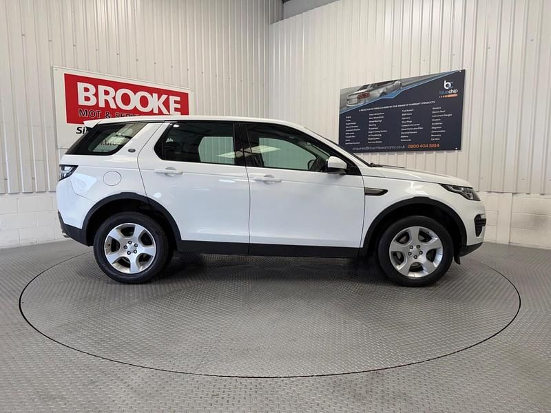 Used Land Rover Discovery Sport SE 150 HP (110 kW) 2017 White SUV