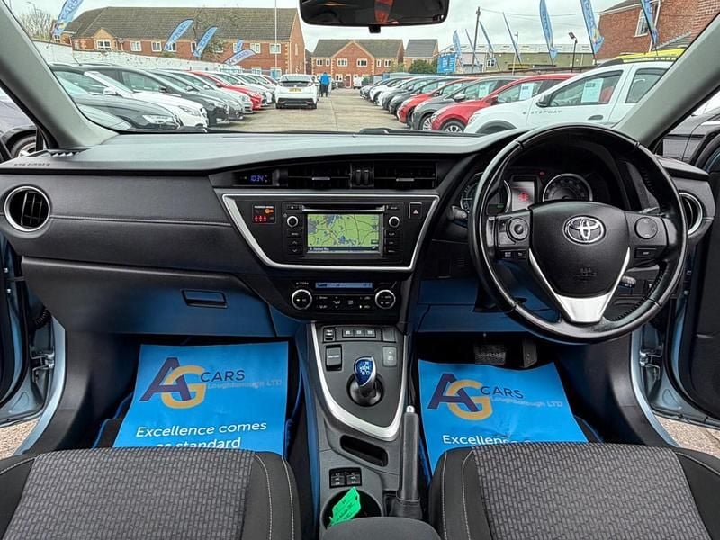 Used Toyota Auris Hybrid Plus 136 HP (100 kW) 2014 Blue Hatchback