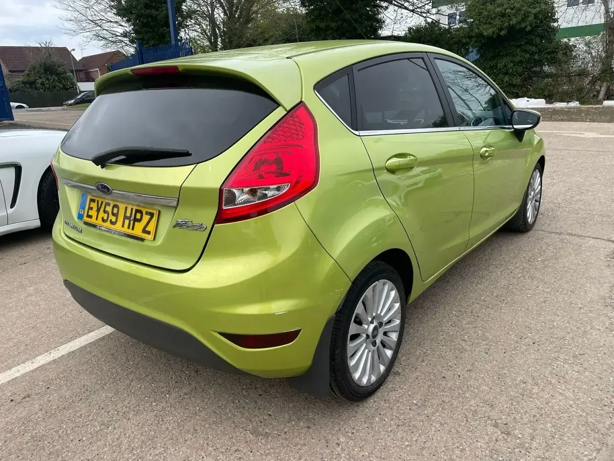 Begagnad Ford Fiesta Titanium 94 HK (69 kW) 2009 Grön Halvkombi
