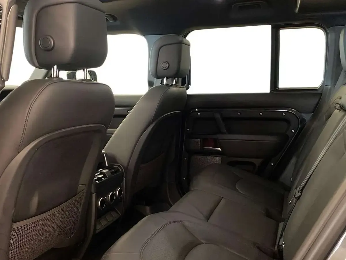Used Land Rover Defender S 525 HP (386 kW) 2022 Grey SUV