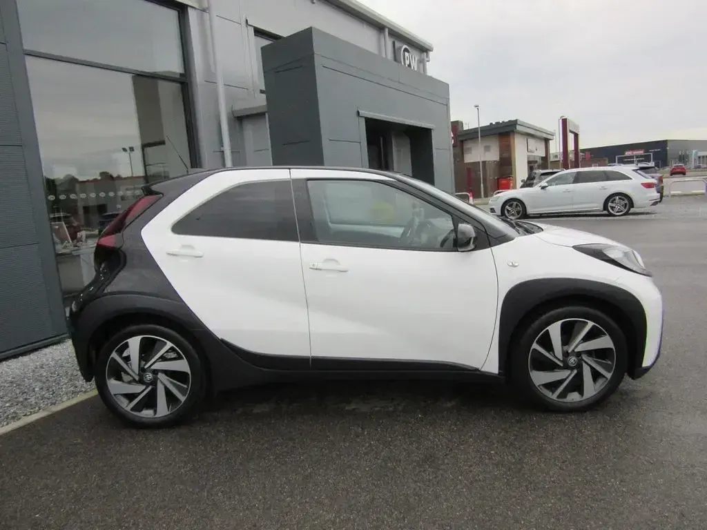 Used Toyota Aygo X 72 HP (52 kW) 2023 White SUV
