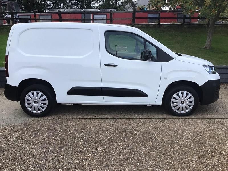 Used Citroën Berlingo 100 HP (73 kW) 2022 White MPV